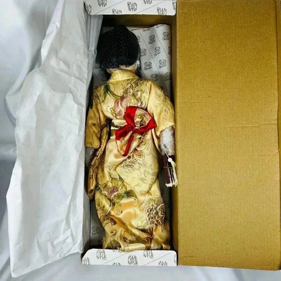 The Heritage Signature Collection Mitsuko 17” Porcelain Doll Japanese - Picture 4 of 8